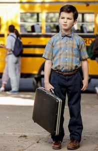 Young Sheldon – Sein Intellekt bringt Sheldon (Iain Armitage) schon mit neun Jahren auf die High School, ausgerechnet in die Klasse seines Bruder ...