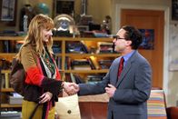 The Big Bang Theory – Sheldon erwartet Besuch von Dr. Elizabeth Plimpton (Judy Greer, l.), einer befreundeten Wissenschaftlerin. Da Elizabeth nicht gerne in Hotels wohnt, hat Sheldon sie zu sich nach Hause eingeladen und überlässt ihr sein Zimmer. Leonard (Johnny Galecki, r.) ist schwer beeindruckt, da er ihre Arbeit sehr bewundert ...