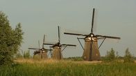 Die glorreichen 10 – Jaja, zugegeben – Holland als miesen Ort zu verkaufen entspricht einem echten Klischee. Aber im Ernst: Unsere armen Nachbarn haben es echt schwer: keinen echten Sommer, Urlaub immer nur im Wohnwagen und faden Käse als kulinarisches Highlight. Als wäre das noch nicht genug liegt ein Viertel des Landes unter dem Meeresspiegel. Wenn der Klimawandel so weitermacht, dann ist Holland ernsthaft in Not! Echt mies. Ein wenig schade wäre es schon um unser Nachbarland, es gibt immerhin auch ein paar schöne Ecken. Vielleicht kommen wir nächstes Jahr mal mit dem Camper vorbei.
