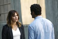 Scorpion – Paige (Katharine McPhee, l.) ist entsetzt, als sie erfährt, dass Walter (Elyes Gabel, r.) und die anderen ihren Exfreund ausspioniert haben ...