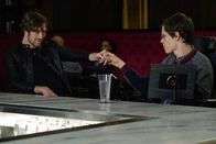 Speechless – JJ (Micah Fowler, r.) lernt Lee (Zach Anner, l.) kennen, der ihn beeindruckt, da er ebenfalls im Rollstuhl sitzt, aber sein Leben gemeistert hat ...