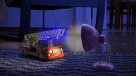 Unser Sandmännchen – Das Blümchen verdurstet! Die kleine Lampe ruft sofort die Feuerwehr.