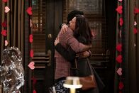 How I Met Your Father – Sid (Suraj Sharma, l.); Hannah (Ashley Reyes, r.)