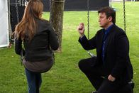 Castle – Damit hat Kate (Stana Katic, l.) nicht gerechnet: Castle (Nathan Fillion, r.) geht vor ihr in die Knie und zieht einen Diamantring aus der Tasche ...