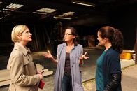 SOKO Stuttgart – Martina Seiffert (Astrid M. Fünderich, l.), Selma Kirsch (Yve Burbach, r.) und Monika Borgemann (Angela Roy, M.).