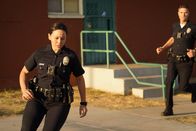The Rookie – Als Chen (Melissa O`Neil) und Bradford (Eric Winter) als Verstärkung am Einsatzort eintreffen, machen sie eine schreckliche Entdeckung.