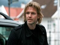 Der Wolf – Varg Veum (Trond Espen Seim) soll das gestohlene Auto eines reichen Restaurantbesitzers finden.