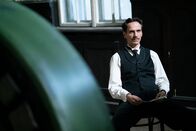 Terra X: Nikola Tesla - Magier der Elektrizität – Ein bitteres Ende. Mit seinem Labor in Wadenclyffe wollte Nikola Tesla (Ivan Ivanov) der Welt die freie Energieübertragung schenken. Doch als seine finanzielle Unterstützung wegbricht, ist er gescheitert.