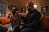 Emergence – Piper (Alexa Swinton) und Alex Evans (Donald Faison)