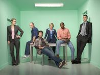 Psych – v.li.: Juliet O'Hara (Maggie Lawson), Henry Spencer (Corbin Bernsen), Shawn Spencer (James Roday), Karen Vick (Kirsten Nelson), Burton 'Gus' Guster (Dule Hill), Carlton Lassiter (Tim Omundson)