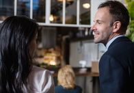 Elementary – Ein neuer Fall beschäftigt Sherlock Holmes (Jonny Lee Miller, r.) und Joan Watson (Lucy Liu, l.) ...