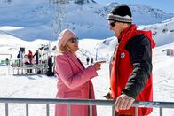 Die Bergretter – Rudi (Michael Pascher, r.) überbringt Elisa Rödder (Sonja Kirchberger) die Nachricht, dass die Schneekanonen für das Event gestoppt werden müssen. Diese hält es zuerst für einen Scherz.