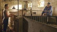 Die Kirche bleibt im Dorf – SWR Fernsehen DIE KIRCHE BLEIBT IM DORF, FOLGE 9, "Christine" Uhr. Auch Lehrerin Christine (Karoline Eichhorn) muss manchmal im Rossbauerschen Stall mithelfen. Dabei bekommt sie von Gottfried Häberle (Christian Pätzold) das Angebot, ihm den Waldsee zu verkaufen, den sie gerade geerbt hat.