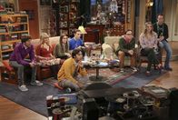 The Big Bang Theory – Gespannt fiebern Howard (Simon Helberg, l.), Bernadette (Melissa Rauch, 2.v.l.), Amy (Mayim Bialik, 3.v.l.), Sheldon (Jim Parsons, M.), Leonard (Johnny Galecki, 3.v.r.), Penny (Kaley Cuoco, 2.v.r.), Stuart (Kevin Sussman, r.) und Raj (Kunal Nayyar, vorne) der neusten "Navy CIS"-Folge entgegen, bei der Penny eine Rolle ergattert hat. Doch die Enttäuschung lässt nicht lange auf sich warten ...