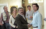 Die Rosenheim-Cops – Konrad Wachter (Christian Schmidt, r.) versteht erst allmählich, dass Ferdinand Reischl (Wolfgang Fierek, l.), Melanie (Julia Heinze) und ihr Vater Walter Bauer (Werner Asam, m.) zu ihm und Armin Rosshaupt (Matthias Beier) gekommen sind, um ihn zum Tod seines Stiefbruders zu kondolieren. Honorarfrei - nur für diese Sendung bei Nennung ZDF und Christian A. Rieger