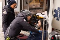 Chicago Fire – Chicago Fire Staffel 8 Folge 14 Untersuch vor Ort: Annie Ilonzeh als Emily Foster, Kara Killmer als Sylvie Brett Copyright: SRF/2019 NBC Universal