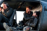 Stratton – John Stratton (Dominic Cooper, 2.v.r.) und Marty (Tyler Hoechlin, r.)