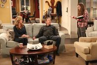 Last Man Standing – Mike (Tim Allen, M.) und Vanessa (Nancy Travis, l.) sind entsetzt, als sie erfahren, dass Eve (Kaitlyn Dever, r.) den Unterricht eines bestimmten Lehrers meidet ...