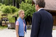Sturm der Liebe – Im Streit über Taifun, bietet Alicia (Larissa Marolt, l.) Christoph (Dieter Bach, r.) die Stirn.