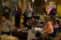 Modern Family – In the back, l-r: Jay Pritchett (Ed O'Neill), Gloria Delgado-Pritchett (Sofía Vergara), Mitchell Pritchett (Jesse Tyler Ferguson), Phil Dunphy (Ty Burrell)