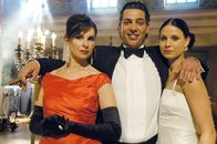 Arme Millionäre – Die Familie Münzberger: Alexandra (Maria Bachmann), Markus (Gregor Bloéb) und Franka (Karoline Kunz).