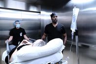 Atlanta Medical – Auf dem Weg in den OP: Morris Chestnut als Dr. Cain (r.)