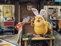 Hop - Osterhase oder Superstar? – "Hop - Osterhase oder Superstar", Auf der Osterinsel werden eifrig Süßigkeiten produziert, die dann in aller Welt für die Kinder versteckt werden. Dem alten Osterhasen wird die Aufgabe allmählich zu schwer. Er beschließt daher, sein Amt an seinen Sohn E.B. zu übergeben. Dieser hat allerdings ganz andere Pläne. Als leidenschaftlicher Drummer träumt er von einer Karriere als Musiker. Um der Amtsübergabe zu entkommen, flüchtet er daher nach Los Angeles, wo er Familie O'Hare überraschend vor den Wagen hüpft.