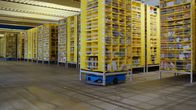 Marvellous Machines – Blick in ein KI-unterstütztes Logistikzentrum von Amazon: Transportroboter bringen die Regale mit der benötigten Ware zu den Packern.