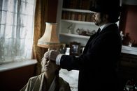 Der junge Inspektor Morse – Mistress Bright (Carol Royle) ist schwerkrank. Sie vertraut Ludo Talenti (Ryan Gage) blind, da ihr dieser Heilung verspricht.