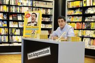 Pastewka – Einsame Signierstunde in der Buchhandlung: Bastian (Bastian Pastewka) wartet auf den Fanansturm - bis ihm klar wird, dass Abteilungsleiter Wegener im Eingangsbereich die Kölner Erfolgsband "Die Höhner" platziert hat und niemand mehr zu ihm in den zweiten Stock findet ...