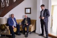 Die Rosenheim-Cops – Der Brauerei-Inhaber Gottfried Brockmayer (Pavel Fieber, M.) wird von den Kommissaren Hansen (Igor Jeftic, r.) und Hofer (Joseph Hannesschläger, l.) zu seinem Alibi befragt.