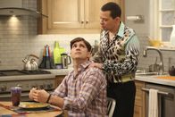 Two and a Half Men – Seit Walden (Ashton Kutcher, l.) versucht, mit so vielen Frauen wie möglich unverbindlichen Sex zu haben, hat sich auch Alan (Jon Cryer, r.) ziemlich verändert - was sich nicht nur in seinem Outfit widerspiegelt ...