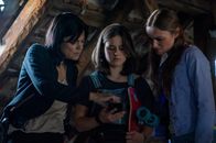 Letzte Spur Berlin – Mina Amiri (Jasmin Tabatabai, l.) und Lucy Elbe (Josephin Busch, r.) fragen Hannah Berliner (Eva-Lotta Trojandt, M.) nach einem Detail auf einem Foto, dass der verschwundene Yannick Hannah geschickt hatte.