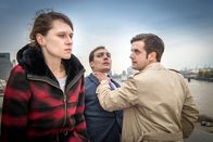 Notruf Hafenkante – Melody (Tabea Bettin), Paulus (Christoph Jöde, r.) und Vincent (Rafael Stachowiak, M.) waren einmal beste Freunde. Ein Geheimnis aus ihrer Vergangenheit droht sie auseinanderzureißen.