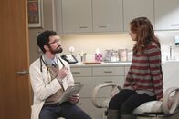How I Met Your Mother – Da Lily (Alyson Hannigan, r.) nach einigen Monaten immer noch nicht schwanger ist, beschließt sie, mit Marshall zu einem Spezialisten (Neil Patrick Harris, l.) zu gehen und erlebt eine große Überraschung ...