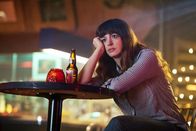 Colossal – Colossal Sie ist entsetzt: Anne Hathaway als Gloria Copyright: SRF/Universum Film