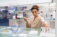Charité – Dr. Maral Safadi (Sesede Terziyan) ist dem tödlichen Erreger auf der Spur.