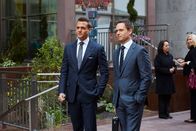 Suits – Harvey (Gabriel Macht, l.) rät Mike (Patrick J. Adams) zur Besonnenheit. Mike möchte Gerechtigkeit für seine Klientin, deren Familie durch ein Zugunglück starb. Eine Klage gegen TriRail könnte die Kanzlei aber in eine schwierige Lage bringen.