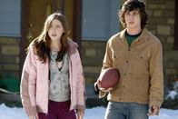 The Middle – Werden von ihrer Mutter gezwungen, was miteinander zu unternehmen und freundlicher miteinander umzugehen: Sue (Eden Sher, l.) und Axl (Charlie McDermott, r.) ...