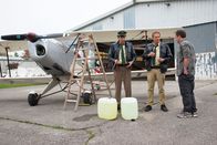 Hubert und Staller – Hubert (Christian Tramitz, Mitte) und Staller (Helmfried von Lüttichau, links) entdecken, dass Benzin im Flieger fehlt und verhören Flugschulleiter Michael Kronthaler (Christian Heiner Wolf).