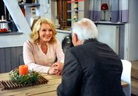 Rote Rosen – ARD ROTE ROSEN FOLGE 1766 Uhr im ERSTEN. Tine (Maike Bollow, l.) ist freudig überrascht als Udo (Klaus Mikoleit, r.) ihr eröffnet, dass er und Inge nach Lüneburg ziehen werden.