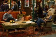 Friends – Im Central Perk treffen sich Monica (Courteney Cox, M.), Chandler (Matthew Perry, l.) und Pheobe (Lisa Kudrow, r.) zu einen gemütlichen Plausch ...