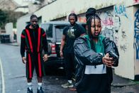 The Outlaws – Als Esme (Aiyana Goodfellow) merkt, dass die Gangster ihren Bruder ausschalten wollen und sie daraufhin zur Waffe greift, gibt es für sie kein Zurück mehr.