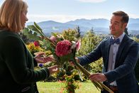 Die Rosenheim-Cops – Kulturdezernent Dr. Frank Baumgartner (Oliver Bürgin, r.) entschuldigt sich bei Marie Hofer (Karin Thaler, l.) dafür, dass er sie ungefragt für die Organisation des städtischen Kulturpreises eingespannt hat.