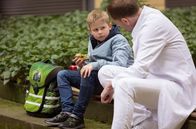 In aller Freundschaft – Dr. Kai Hoffmann (Julian Weigend, re.) weiß, dass Max Brentano (Ben Grünberg, li.) irgendetwas belastet. Vielleicht bekommt er ja heraus, was es ist.