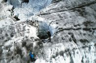 Das Berner Oberland – Ein tiefes Loch auf dem Gletscher Plaine Morte stellt Ingenieur David Hodel vor neue Fragen.