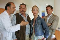 Die Rosenheim-Cops – Die Kommissare Korbinian Hofer und Christian Lind werden hellhörig als Zahnarzt Berthold Balzer seine Sprechstundenhilfe Barbara Frei verdächtigt. (v.l.n.r.: Martin Brambach, Joseph Hannesschläger, Maren Scheel, Tom Mikulla)