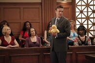 How I Met Your Mother – Nimmt es mit seinem alten Freund und neuen Gegenspieler Brad in dem wohl größten Fall seiner bisherigen Karriere auf: Marshall (Jason Segel) ...