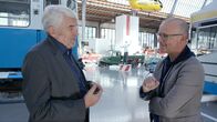 SMS - Schwanke meets Science – Der Informatiker Manfred Broy (links) erläutert Karsten Schwanke die Möglichkeiten der Digitalisierung für die Mobilitätskonzepte von morgen.