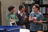 The Big Bang Theory – Während Leonard (Johnny Galecki, r.), Howard (Simon Helberg, l.) und Raj (Kunal Nayyar, M.) in den Unterlagen eines verstorbenen Professors nach nützlichen Forschungsergebnissen suchen, verabschiedet sich Sheldon schweren Herzens von "Spaß mit Flaggen" ...